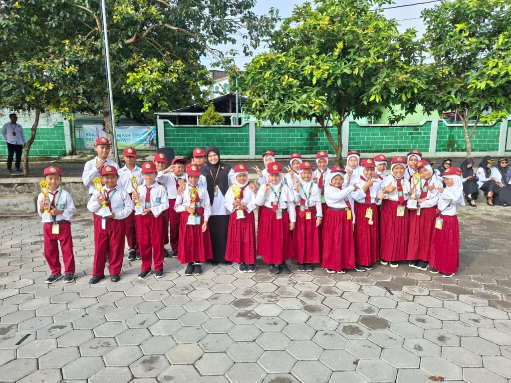 Menambah wawasan, memperkuat kebersamaan